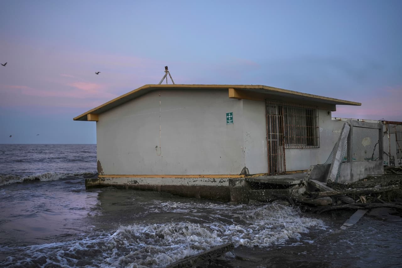 La escuela primaria de El Bosque. Las casas nuevas para los refugiados no estarán listas antes del otoño de 2024, según Raúl García, jefe del departamento de desarrollo urbano de Tabasco.
<br>
<br>Los defensores, y el propio García, dijeron que el proceso es demasiado lento y que México necesita nuevas leyes para eliminar la burocracia y poner rápidamente dinero a disposición de las víctimas del cambio climático. 
<br>
<br>
<br>