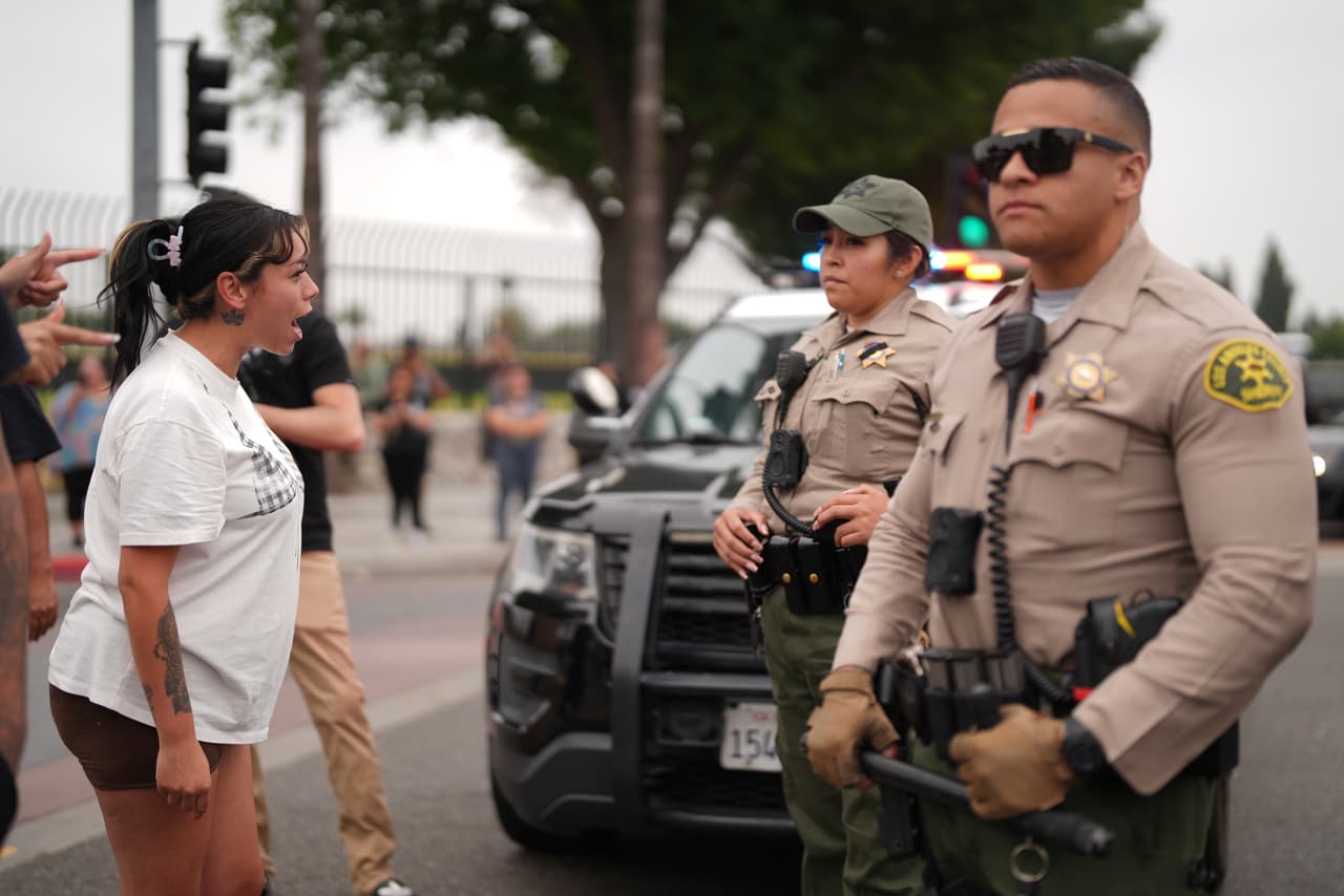 Organizaciones de derechos civiles han expresado preocupación por la escalada de estas acciones y temen un impacto negativo en las comunidades inmigrantes. 
<br>
<br>Mientras tanto, se prevé que las protestas continúen si ICE mantiene su presencia activa en la región.
<br>
<br>(AP Photo/Eric Thayer)