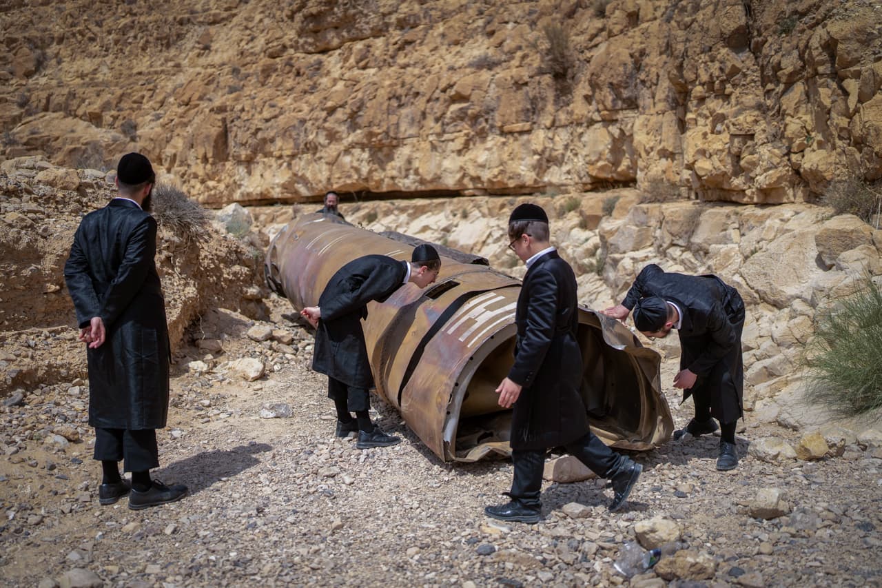 <a href="https://www.univision.com/noticias/mundo/muerte-lider-de-hamas-yahya-sinwar">Judíos ultraortodoxos observan parte de un misil balístico</a> que cayó en el desierto cerca de la ciudad de Arad, Israel, el 28 de abril de 2024. En medio de los múltiples frentes de guerra en Medio Oriente, este año fue la primera vez que Irán e Israel se atacaron mutuamente en sus territorios, sumando tensión en la región.