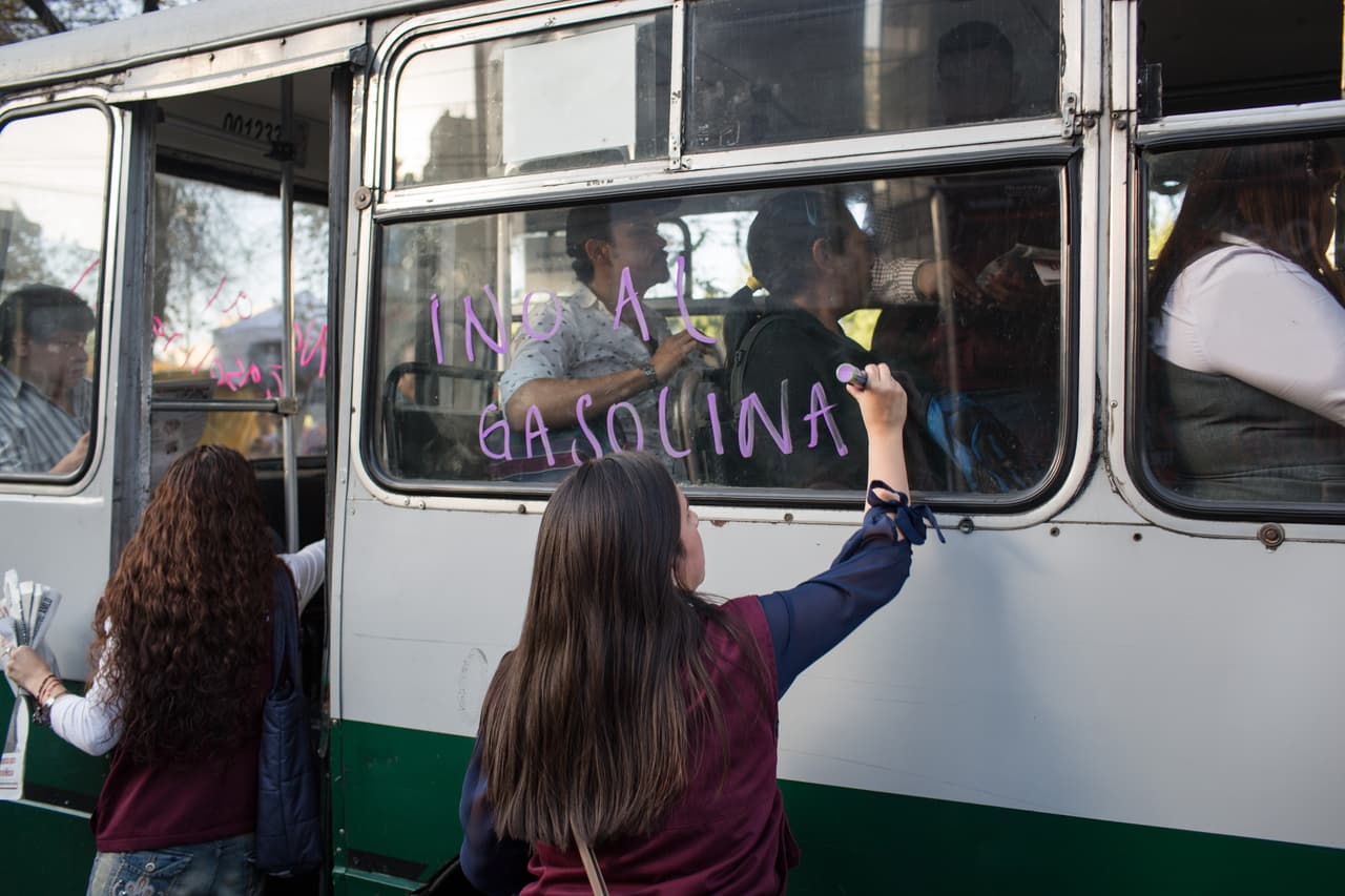Se prevé que el alza del precio en la gasolina produzca un aumento en las tarifas del transporte público.