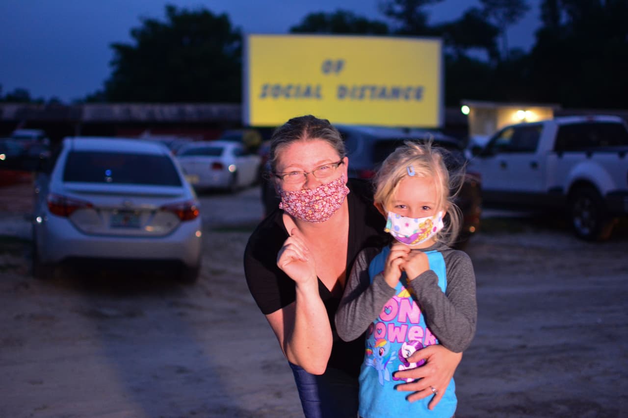 Esta señora llevó a su hija a ver la película, cada una con su mascarilla. 
<br>