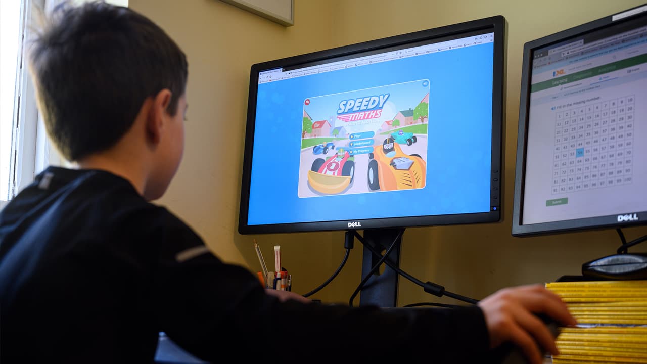 Si su hijo recibe clases 100% virtual, recibirá un beneficio de $115.94 por ese mes.