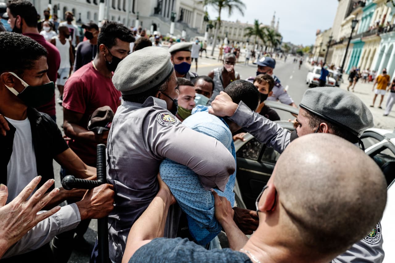 Las protestas pacíficas son un derecho y su represión se considera una violación a los derechos humanos.