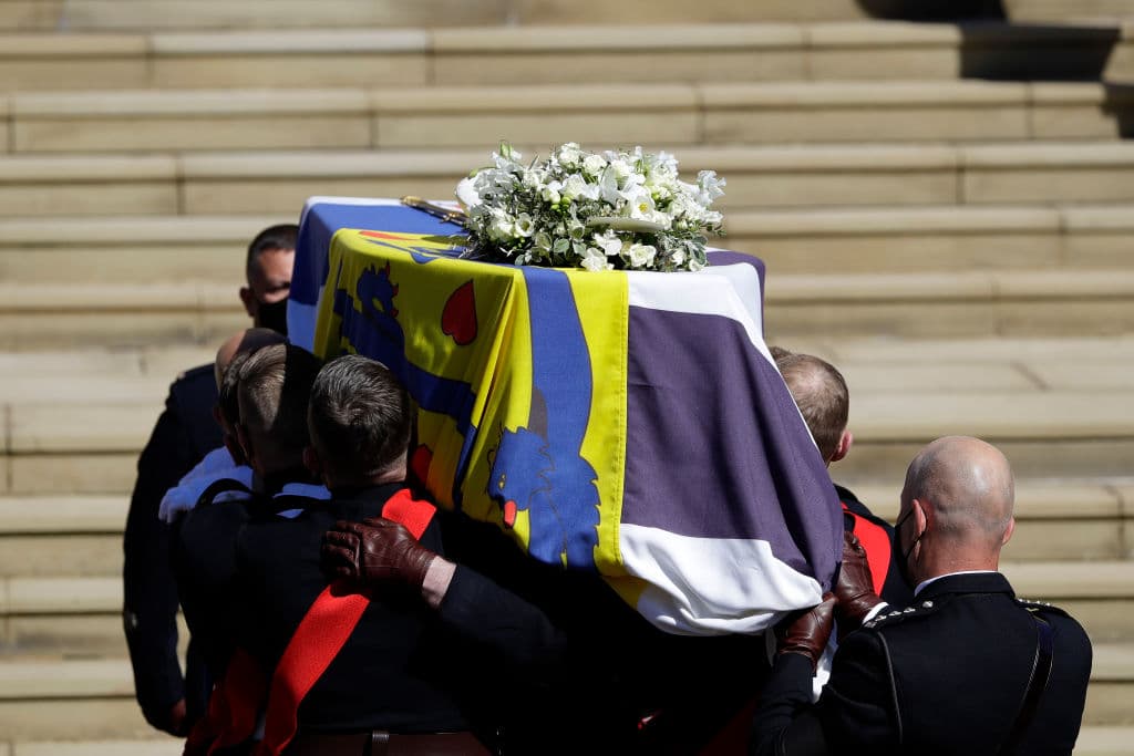 Así cargaron al ataúd del príncipe para entrar a la capilla. El féretro va cubierto con el estandarte personal de Su Alteza Real, y un ramo de flores blancas.