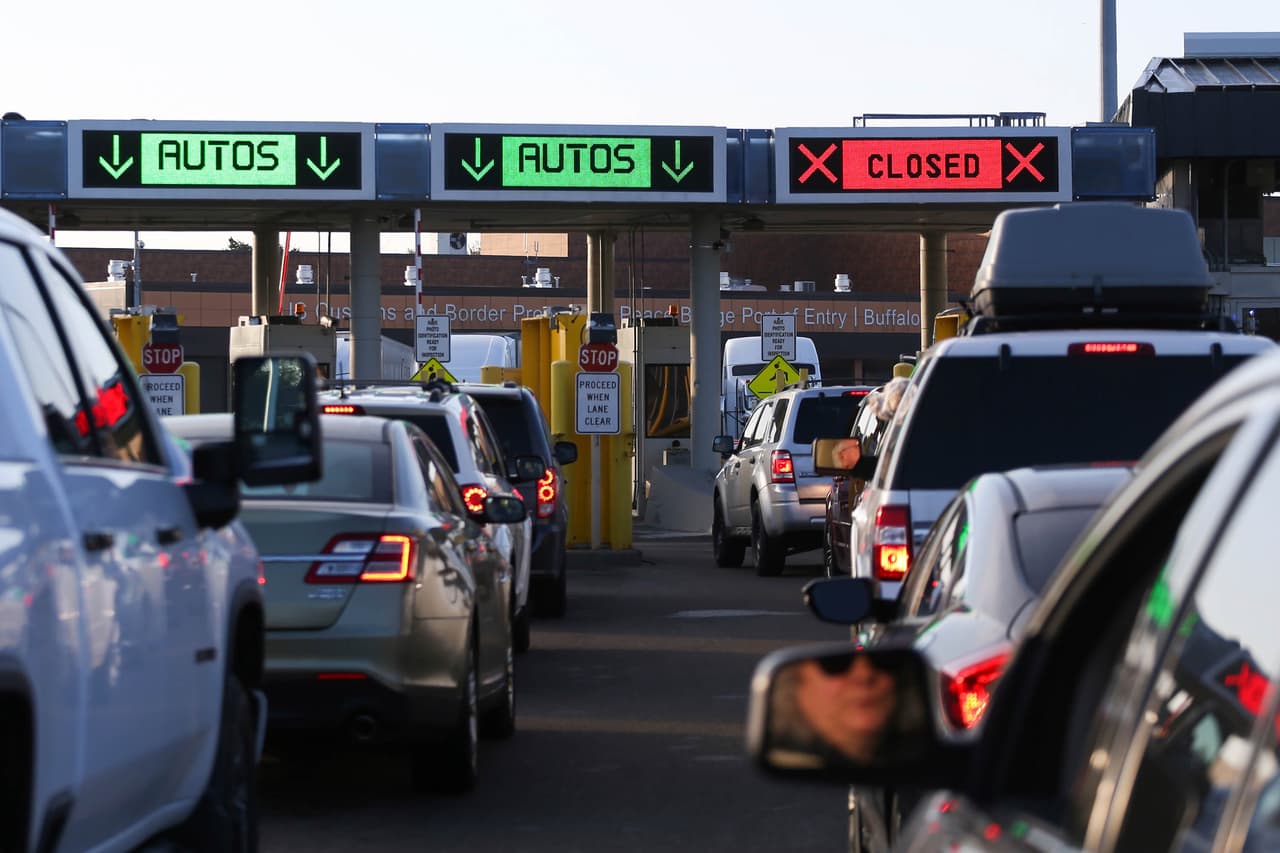Una fila de autos para cruzar el Puente de la Paz entre Canadá a Estados Unidos en Buffalo, Nueva York.