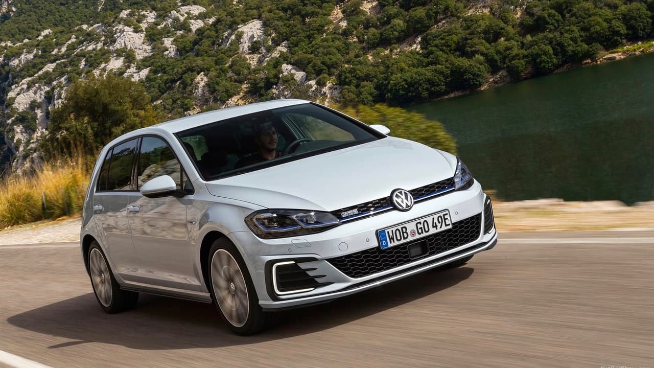 <h3 class="cms-h3-H3">3. Volkswagen Golf </h3>
<br>
<br>El compacto con la misión de sustituir al legendario Volkswagen Beetle cuando este fue retirado en Europa en 1974 es hoy una leyenda por derecho propio. Después de siete generaciones el Volkswagen Golf a conseguido colocar más de 30 millones de unidades a nivel mundial y ha hecho más que ningún otro automóvil en la historia para convencer al público de las bondades de la carrocería hatchback. 
<br>
<br>
<b>Año de estreno</b>: 1974
<br>
<b>Año de salida</b>: Aún se produce.
