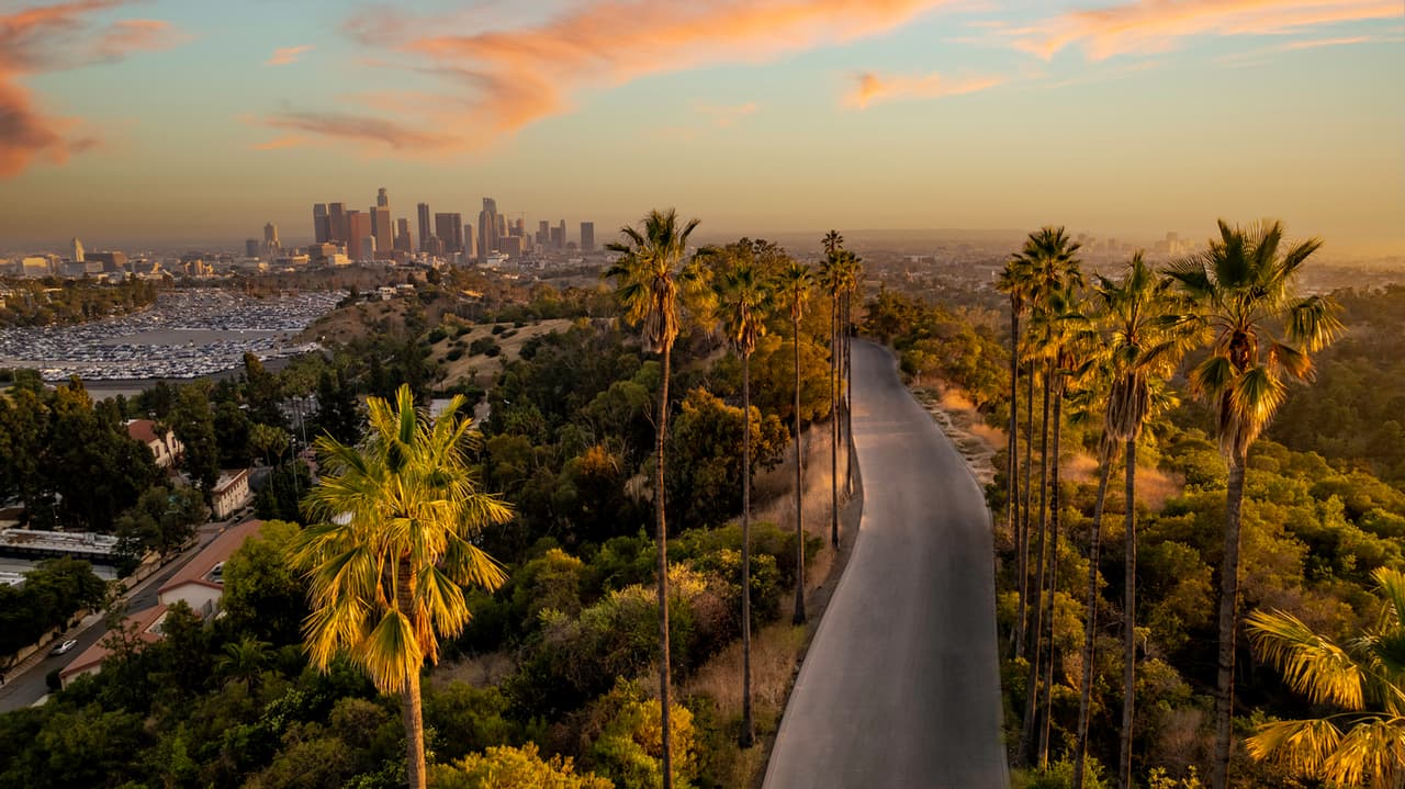 <b>4. Los Angeles, Estados Unidos:</b> Los Ángeles aparece en el cuarto puesto ya que empata en el mismo lugar con la ciudad de Hong Kong. En Los Ángeles el costo de la vida es de un 51% por encima de la media nacional, según una publicación de Kiplinger, una editorial estadounidense de pronósticos comerciales y asesoramiento financiero. La ciudad tiene cerca de 4 millones de habitantes y recibe también millones de turistas cada año.