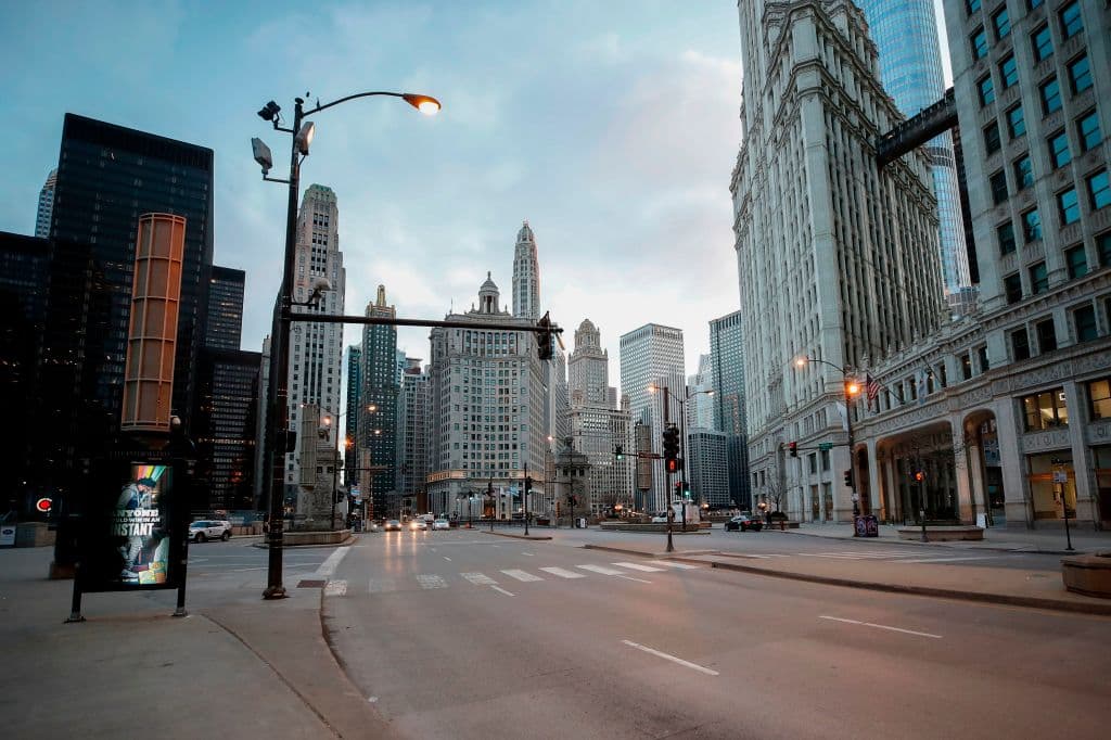 La avenida Michigan en Chicago. Más de un tercio de los estadounidenses se están adaptando a los 
<i>lockdown. </i>El presidente Trump dijo que no descarta una cuarentena completa nacional.