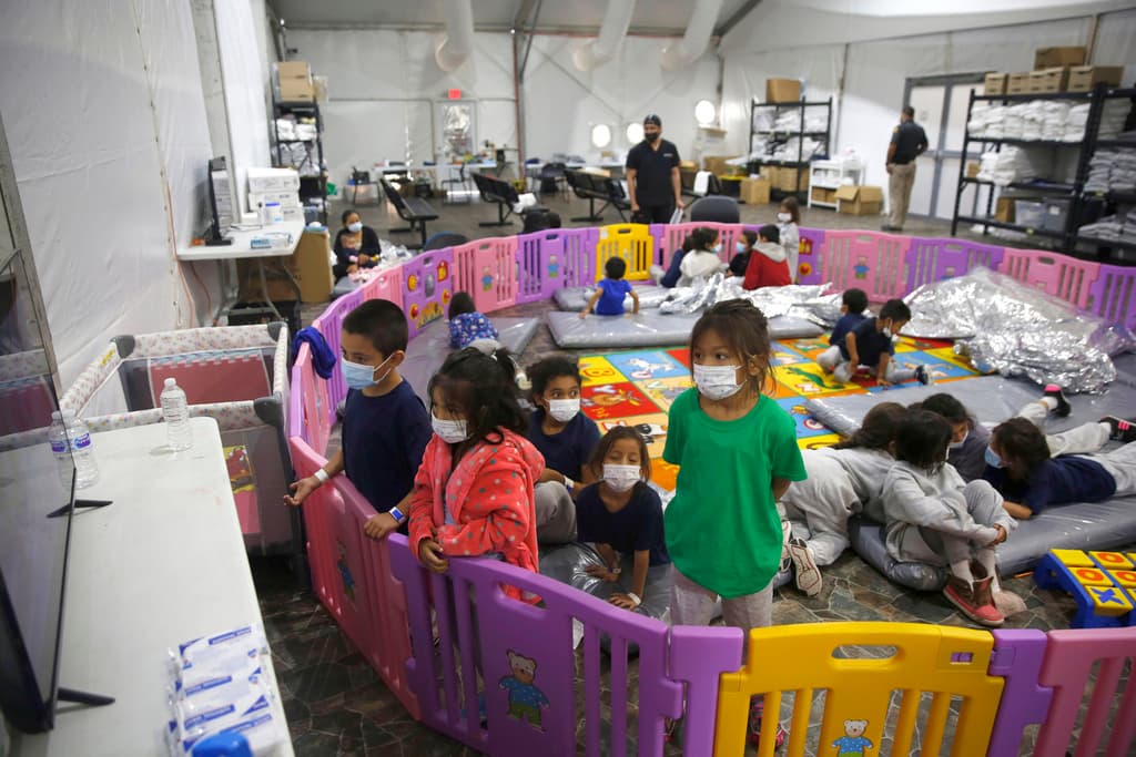 Jueza ordena al gobierno reconsiderar los casos de niños migrantes atrapados en el sistema tras el cambio en las reglas