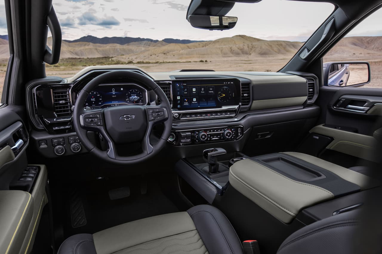 Una vez en el habitáculo, la Silverado se beneficia de los cambios en diseño y tecnología que Chevrolet preparó exclusivamente para los niveles de equipamiento más altos de la gama, incluyendo la ZR2.