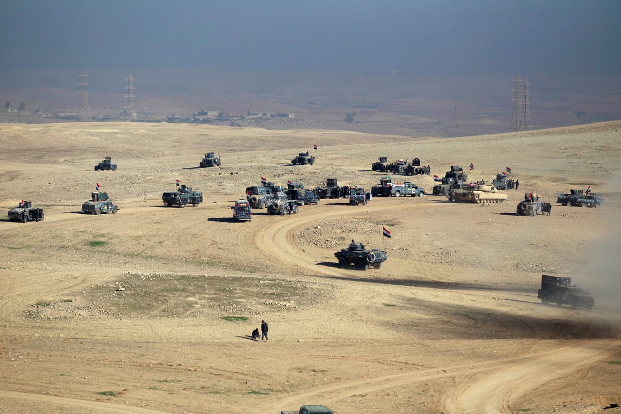 "Vamos a terminar esta guerra si dios quiere", señaló Mahmoud Mansour, un agente de policía, antes de la operación. El objetivo inmediato de la ofensiva era tomar las localidades que están al sur del aeropuerto de Mosul
<br>