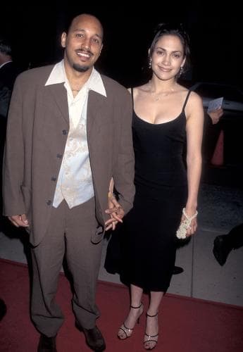 <b>David Cruz</b> fue el primer novio ‘formal’ de Jennifer Lopez. La pareja inició una relación cuando la estrella tenía 15 años de edad y duraron 10 años juntos.