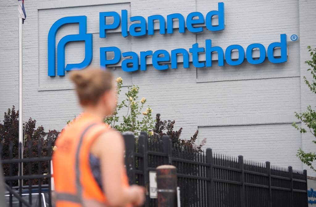 Juez mantiene en pie regla de Biden que permite abortos con fondos federales