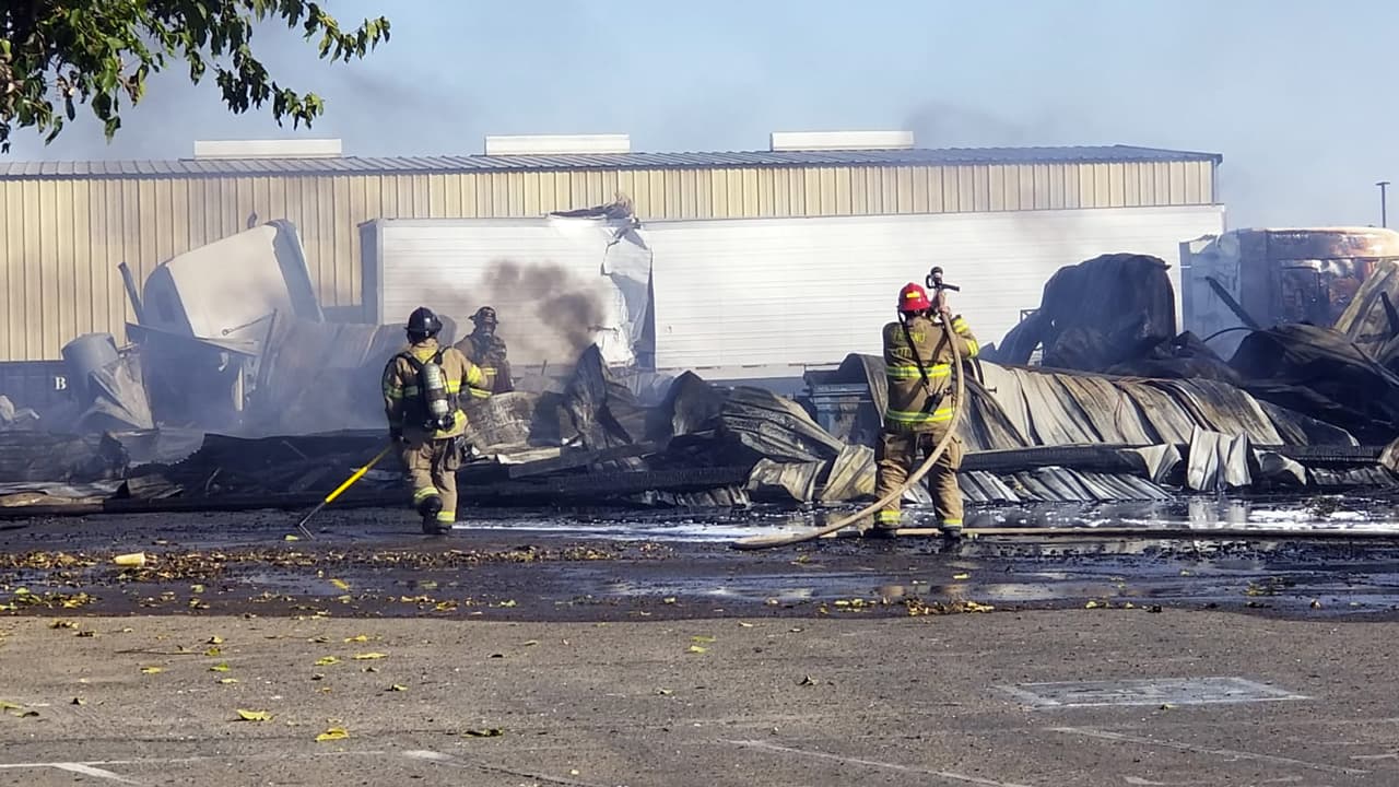 Un incendio que inició en un tráiler y se esparció hacia un edificio comercial fue reportado por el Departamento de Bomberos alrededor de las 2:20 PM.