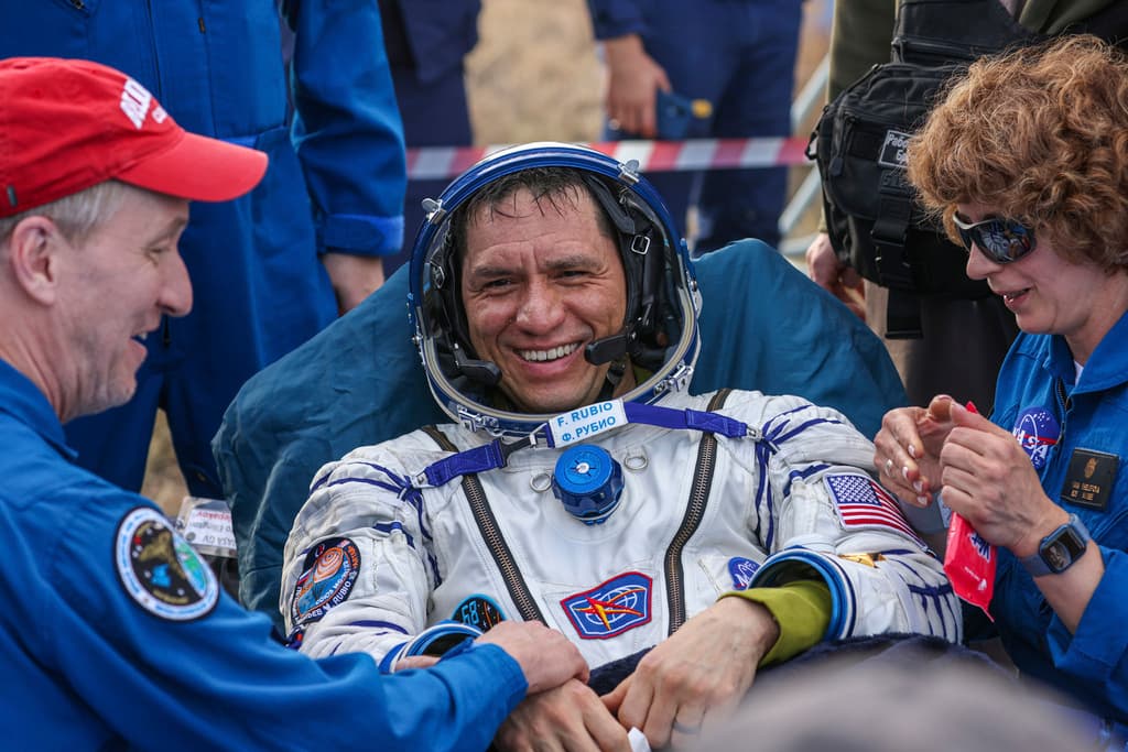 Era el primer vuelo espacial de Rubio y Petelin, ingeniero de 40 años. Prokopyev, ingeniero y piloto de 48 años, ya ha hecho dos 
<a href="https://www.univision.com/local/miami-wltv/esto-es-lo-que-desea-hacer-el-astronauta-frank-rubio-al-regresar-a-la-tierra-video">largas estancias en la estación orbital. </a>
