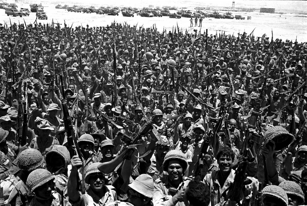 Soldados del ejército de Israel celebran la ocupación del Sinaí, hasta entonces en manos de Egipto.
