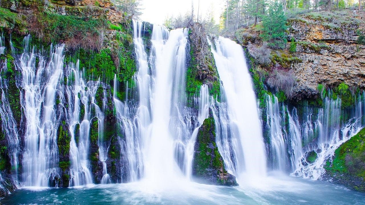 ¿Sabías que el presidente Theodore Roosevelt declaró la cascada Burney como la octava maravilla del mundo? 
<a href="https://www.parks.ca.gov/?page_id=455" target="_blank">Burney Falls </a>es una formación geológica única, con un río que corre sobre la cascada y, además, a sus alrededores también fluye agua de manantial. Un paisaje ideal para visitar durante la primavera. 
<br>