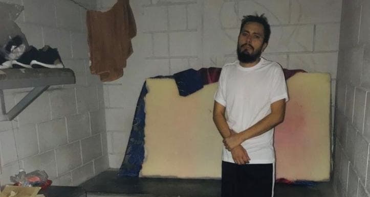 López Sanabria se quejó de que le dieron comida cruda y perdió 26 libras. "Me han tratado como lo peor, como que yo fuera un ladrón, como que fuera lo peor de lo peor. Me han tenido en puras celdas de castigo," dijo en una grabación de audio.