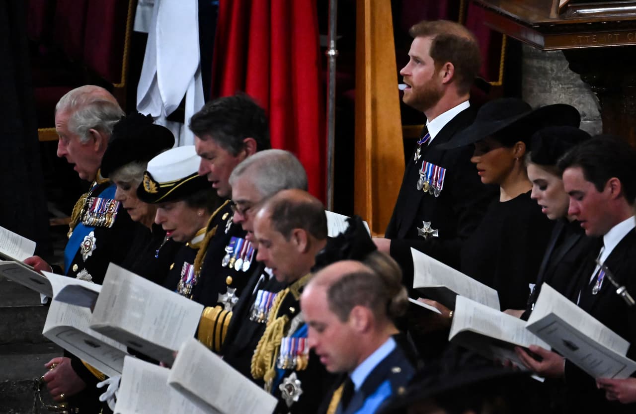 A Markle se le vio solemne mientras el ataúd de la reina fue colocado en la abadía. 
<br>