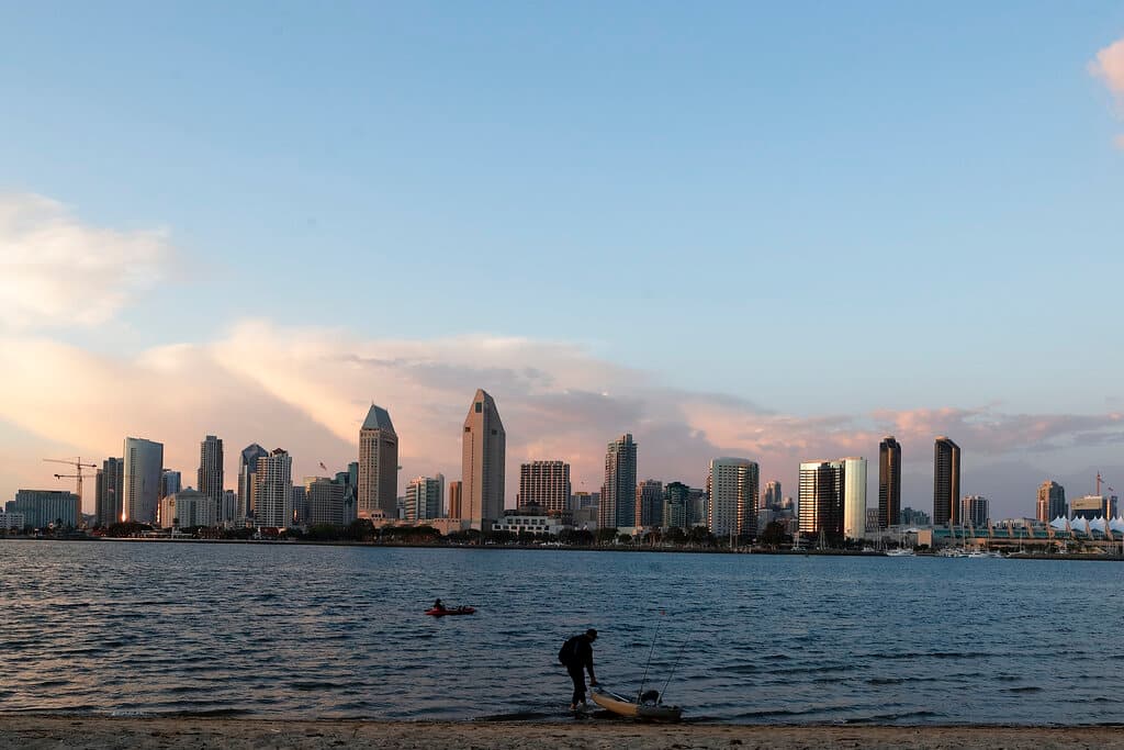 <b>San Diego, California</b>, ubicada en la costa del Pacífico, lidia con el hundimiento de tierra que afecta al menos al 20% de su área urbana. 
<br>
<br>Es una de las ciudades donde sufre una mayor sensibilidad de la subsidencia a la disminución de los niveles de agua subterránea. Las condiciones geológicas de San Diego, como su sistema de acuíferos aluviales de alta permeabilidad, hacen que la extracción de agua subterránea aumente los riesgos. También, como ciudad costera, el hundimiento agrava los riesgos asociados al aumento del nivel del mar.
<br>