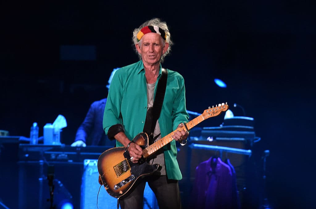 Mr. Richards siendo un dios de la guitarra