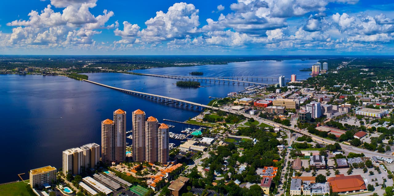 <h3 class="cms-H3-H3">4. Cape Coral-Fort Myers, Florida</h3>
<br>
<br>🏢 
<b>Proyección de cambio de población: </b>+92.0%
<br>
<br>🏢 
<b>Población total, 2020: </b>802,958
<br>
<br>🏢 
<b>Población proyectada para 2060: </b>1.5 millones.
<br>