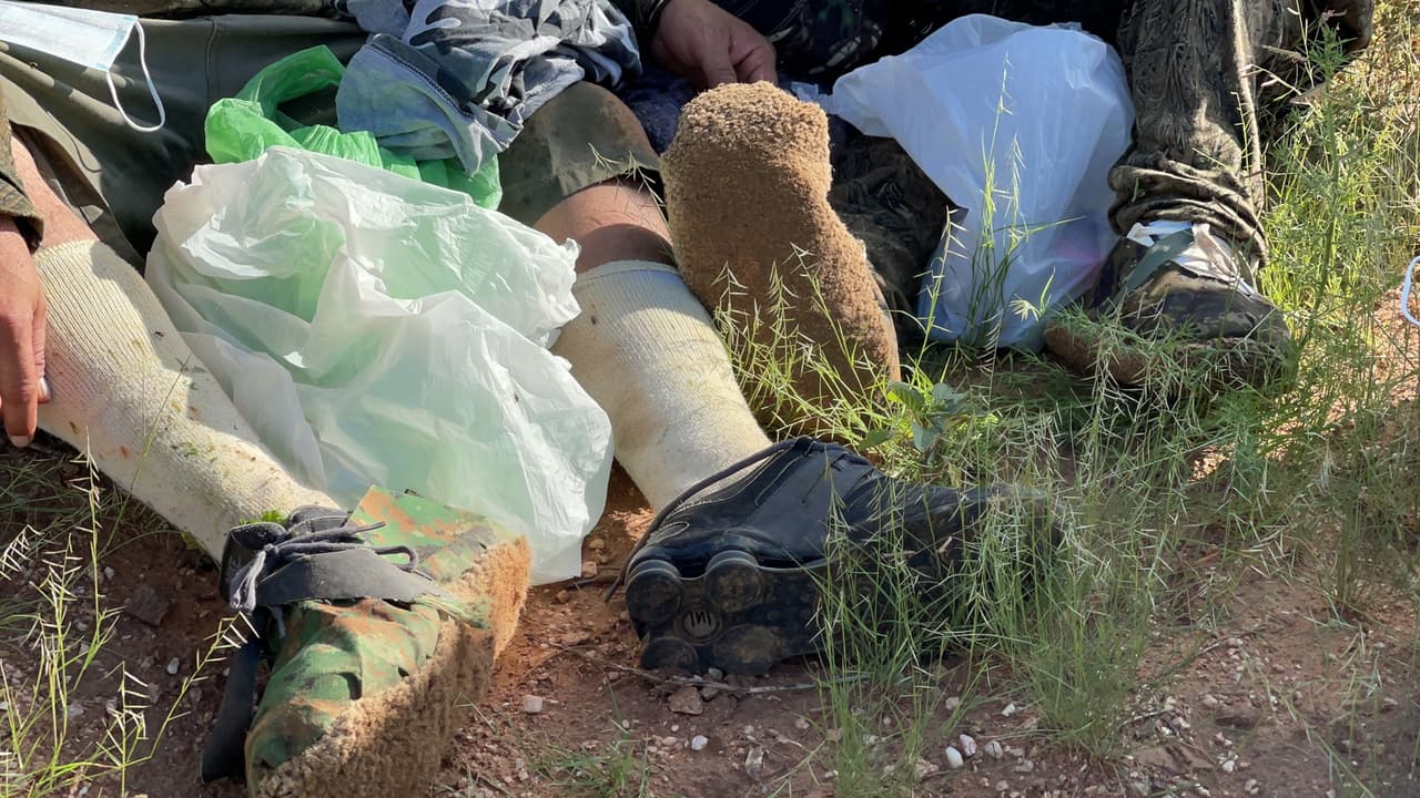 Así es como cubren los zapatos para no dejar huellas por donde pasan y evitar ser detectados por las autoridades migratorias.