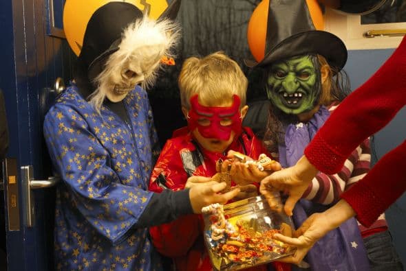 <b>Camarillo's Halloween - Camarillo</b>
<br>Este es un evento familiar gratuito que incluye Trick or Treat, juegos, pintura de calabazas y también habrán loncheras de comida. ¡Niños, pónganse disfraces para el concurso de disfraces! Se divide en categorías de edad y el ganador se llevará un gran premio. 
<br>
<br>
<b>Dónde: </b>1605 E. Burnley Street, Camarillo, CA 93010
<br>
<b>Horas: </b>De 5:00pm a 8:00pm 
<br>
<b>Precio:</b> Gratis