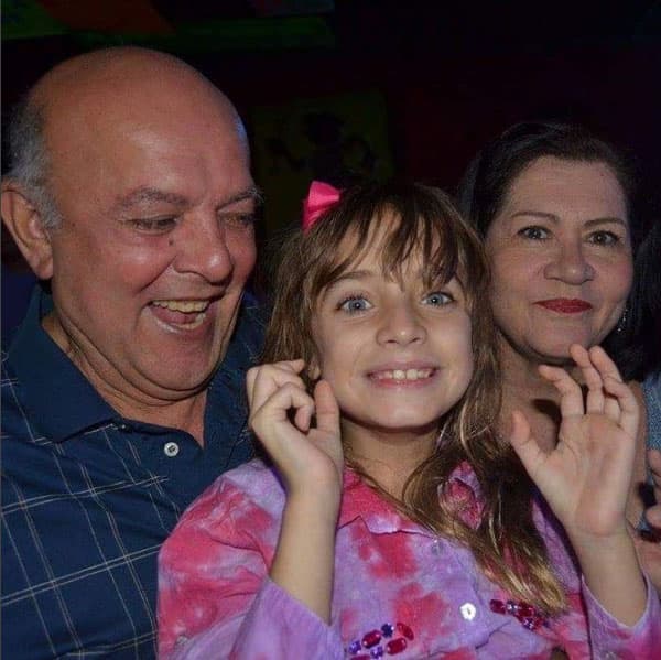 La pequeña Maya ha crecido con el dolor de haber perdido a sus padres, actualmente vive con sus abuelos maternos en Miami.