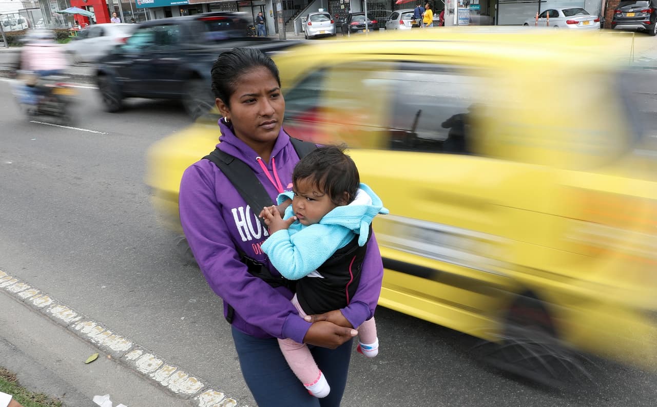 El Fondo de las Naciones Unidas para la Infancia (UNICEF) calcula que 1,1 millones de niños necesitarán protección y acceso a servicios básicos en 2019 en América Latina y el Caribe debido a la crisis migratoria en Venezuela. En la imagen Jenifer Salas, una inmigrante venezolana de 27 años que espera con su hijo en brazos a que el tráfico se detenga para pedir dinero en las calles de Bogotá, Colombia.