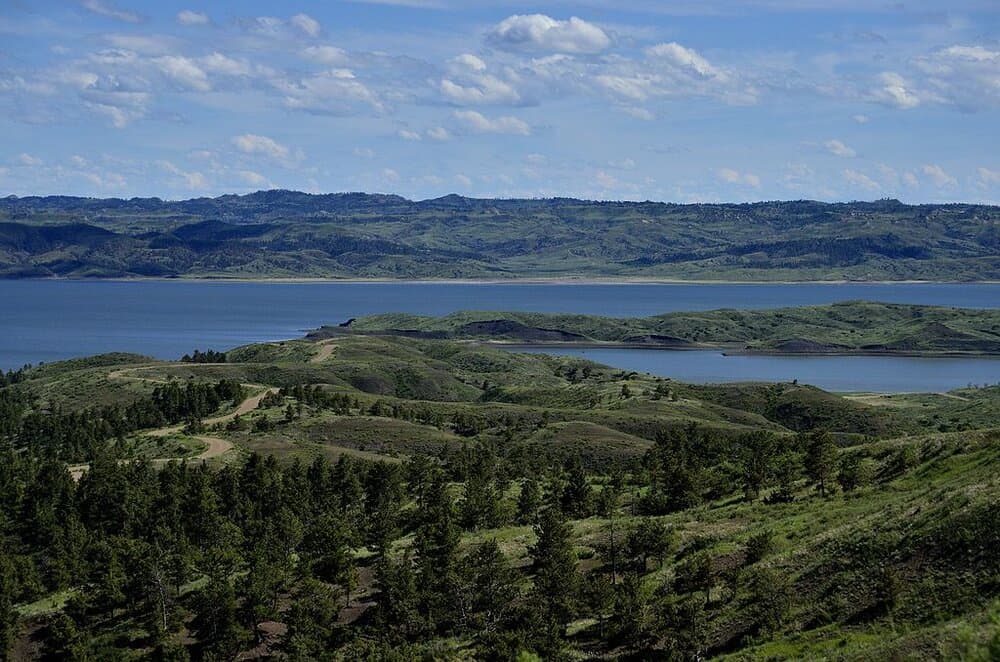 <h3 class="cms-H3-H3">2. Reserva de la Pradera Americana</h3>
<br>
<br>Matt Mikkelsen, experto en grabación de sonido y miembro de la QPI, asegura que debido a que los seres humanos estemos perdiendo la capacidad de escuchar la naturaleza sin 
<a href="https://www.univision.com/temas/contaminacion">contaminación</a> acústica, es necesaria esta búsqueda de la organización para otorgar espacios en los que, de algún modo, 
<b>se pueda desintoxicar del constante ruido al que estamos expuestos. </b>
<br>
<br>La Reserva de la Pradera Americana, en Montana, Estados Unidos, podría ser unos de los sitios galardonados por la QPI.
