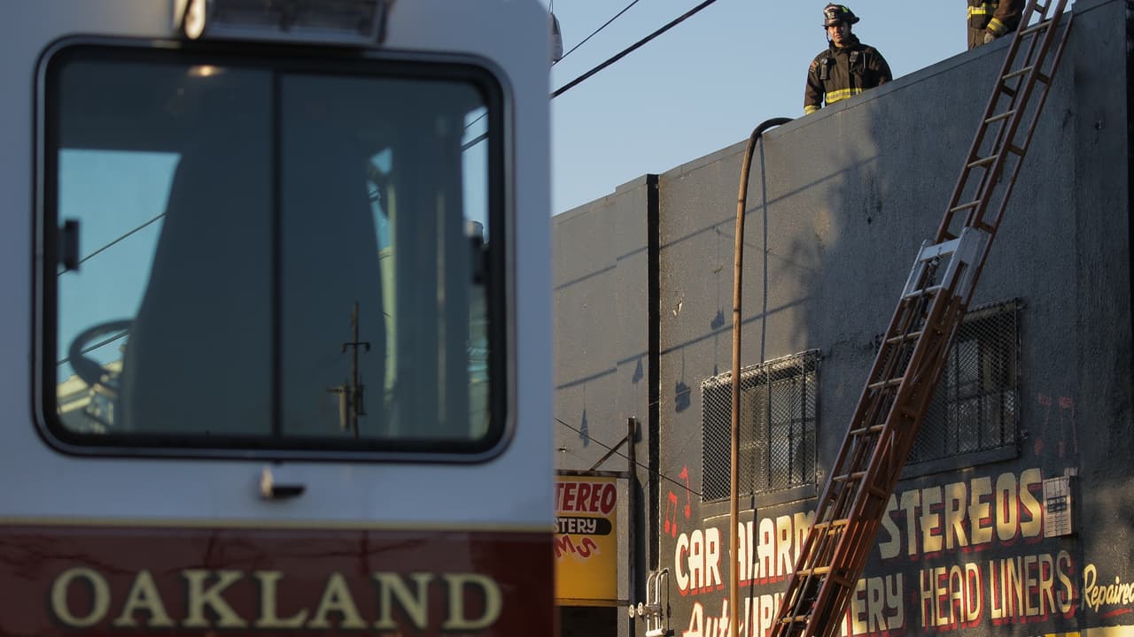 Tragedia en Oakland: Hombre muere al salvar a su familia de un incendio la mañana de Navidad