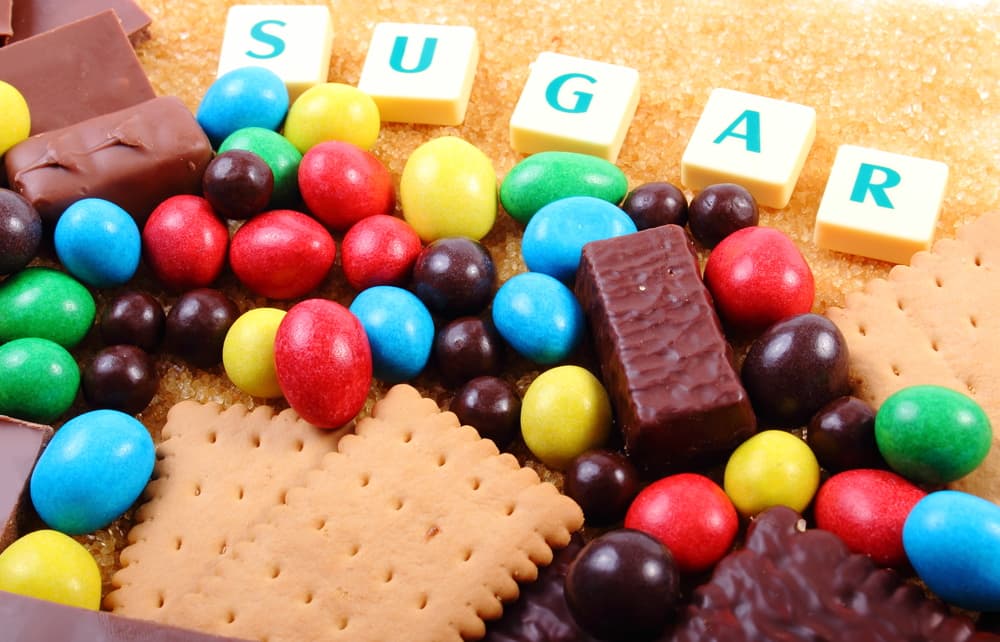 El azúcar es un ingrediente que debes evitar consumir a toda costa. De preferencia incluye carnes blancas, lácteos y cereales en tu dieta diaria.