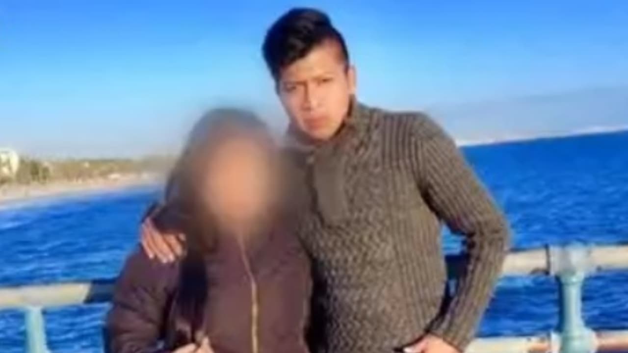En video: vendedor ambulante se aferra a una puerta para evitar ser detenido por agentes de Inmigración