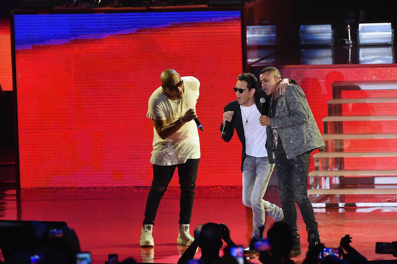 En 2015, Marc Anthony los haría aún más famosos al tener dos temas con ellos: 'La Gozadera' y 'Traidora'. Y no sólo eso, sino que ese mismo año Marc se los llevó de gira. Cabe mencionar que Gente De Zona es parte de los artistas que lleva Marc Anthony bajo su compañía Magnus.