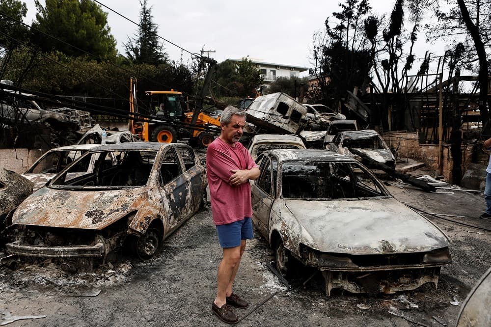 La zona afectada no solo es lugar de residencia de muchas personas que se desplazan a diario a Atenas, sino también destino de fin de semana y de veraneo de los atenienses. En toda la costa oriental de Grecia hay numerosos campamentos y el puerto de Rafina es punto de partida para los ferris a una serie de islas del mar Egeo.