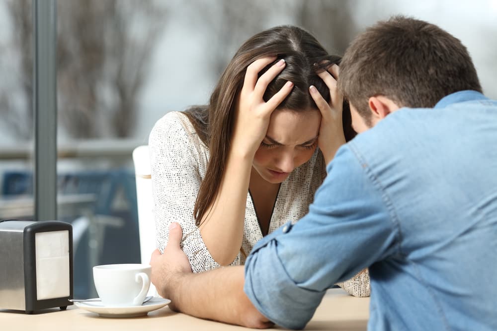 La llamada mala suerte obedece a varios factores. Uno de ellos la sugestión, si estás empezando una relación pensando que te puede ir mal ya que en el pasado te ha sucedido así entonces tu actitud negativa y pesimista te pondrá más expuesto al fracaso.