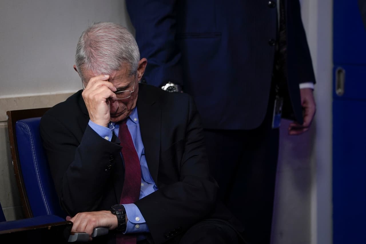 <b>Preocupación en las autoridades de salud. </b>Anthony Fauci, director del Instituto Nacional de Alergias y Enfermedades Infecciosas durante una de las intervenciones del presidente Trump frente a los medios, en Washington DC. El experto calcula que el número de fallecidos en el país podría superar los 100,000 aunque es un escenario que podría cambiar. 27 de marzo.