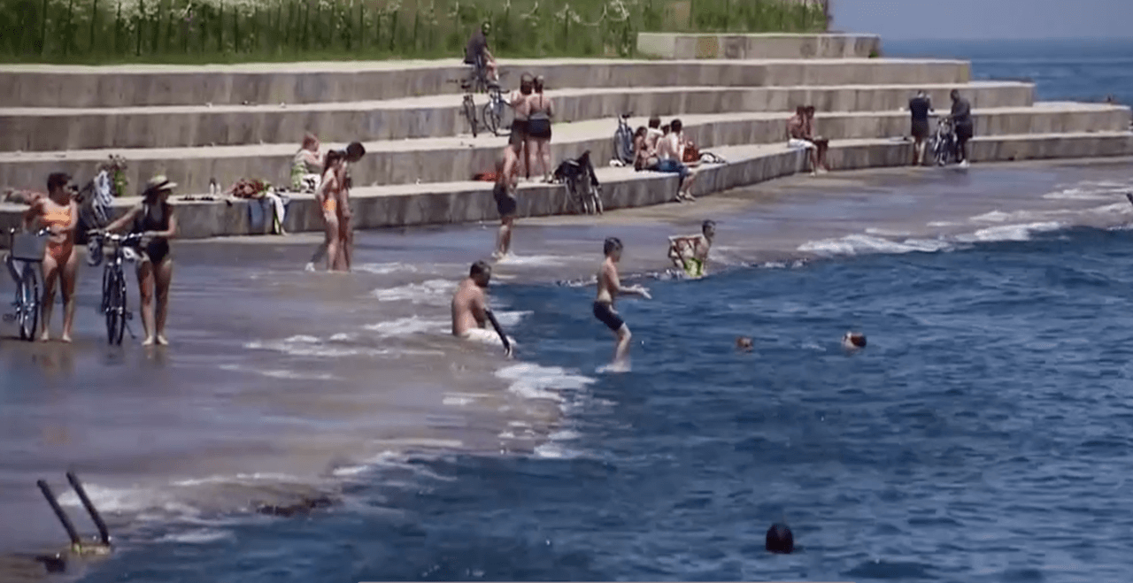Para encontrar un centro de enfriamiento más cerca a usted puede llamar al 311. Recuerde estar checando el bienestar de sus vecinos durante estos tiempos de calor y pandemia, especialmente con personas de la tercera edad y con discapacidades.