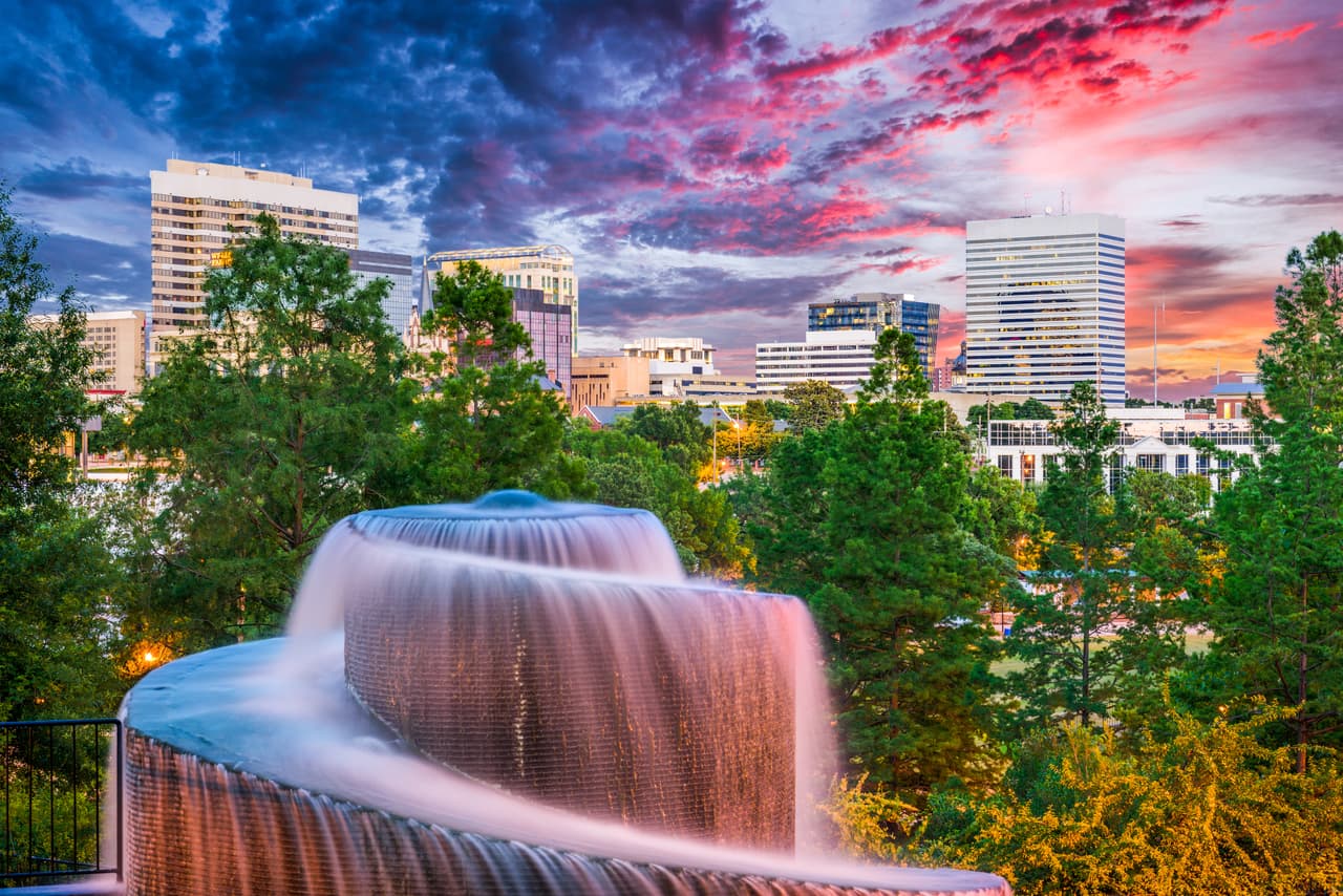 <b>Puesto 20. Columbia, Carolina del Sur.</b>
<br>
<br>Precio promedio de una residencia unifamiliar: 185,000 dólares.
<br>Renta mensual: 1,199 dólares.
<br>Cuota inicial del 20% para hipoteca: 37,000 dólares.
<br>Pago mensual de la hipoteca (luego del 20% de inicial): 801 dólares. 
<br>Diferencia entre alquiler e hipoteca mensual: 398 dólares.
<br>Ahorro al comprar en lugar de alquilar: 4,776 dólares al año.