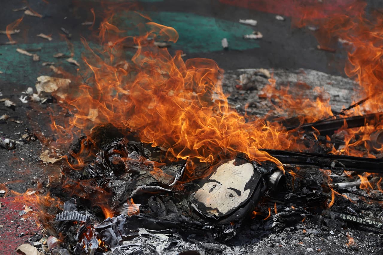 Una efigie del presidente Nayib Bukele es incendiada por manifestantes. La policía nacional Civil de El Salvador (PNC) 
<a href="https://twitter.com/PNCSV/status/1449735725063233538?s=20" target="_blank">afirmó en su cuenta de twitter</a> que había decomisado material explosivo a manifestantes, aunque hasta la tarde de este domingo no se habían registrado mayores incidentes.