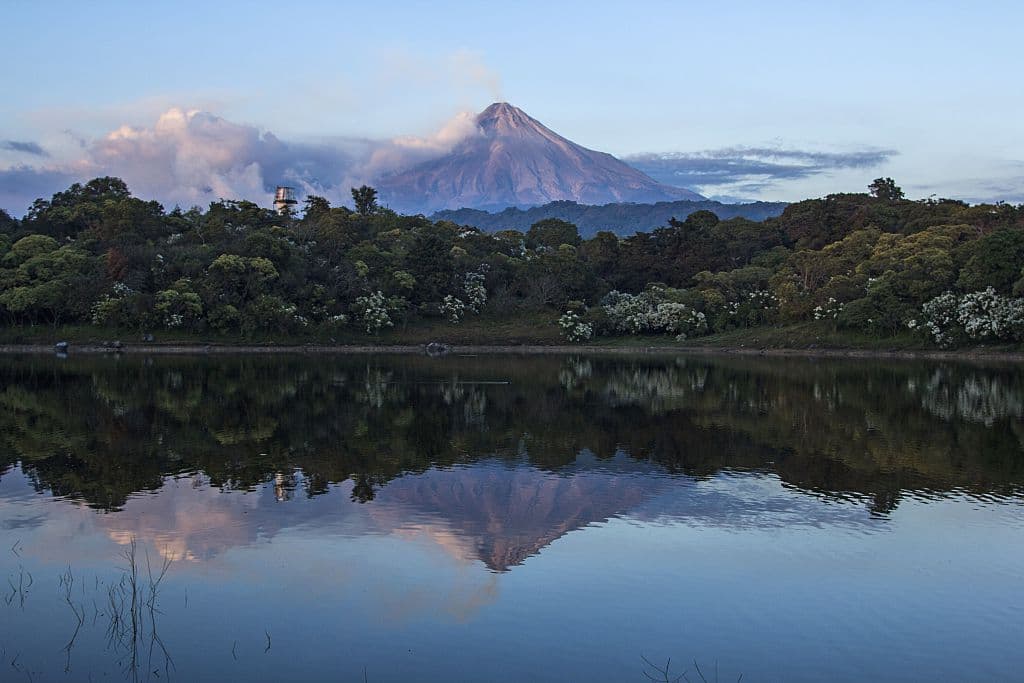 <b>1. Colima:</b> El gobierno de EEUU pidió no viajar a este estado mexicano, debido a la expansión del "crimen violento y la actividad de pandillas". Las nuevas medidas también limitan los desplazamientos para los funcionarios estadounidenses, a los que piden no visitar zonas específicas como la ciudad de Tecomán, la autopista 110 desde La Tecomaca hasta la frontera con Jalisco o a menos de 12.4 millas (20 km) de la frontera con Michoacán. Además, les han pedido que solo visiten las áreas portuarias y turísticas de la ciudad de Manzanillo.