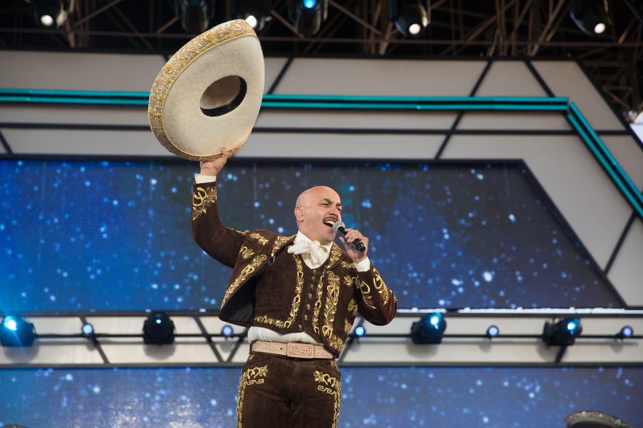 Enfundando en un traje de charro el cantante interpretó en homenaje a su patria "México lindo y querido'. Foto: David Maris.