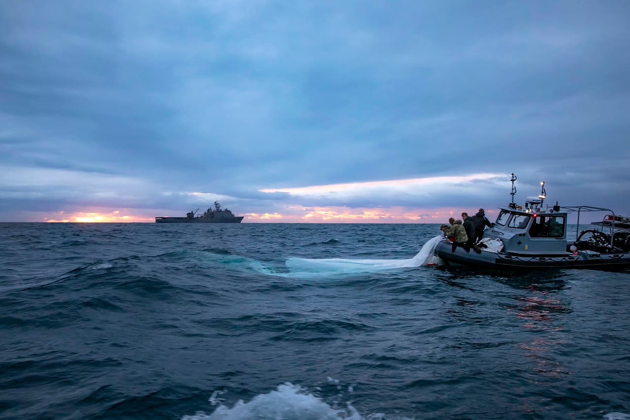 La publicación en la red social señala que los marinos que recuperaron los restos el pasado domingo eran parte del equipo de especialistas en explosivos de la Armada. (U.S. Navy via AP)