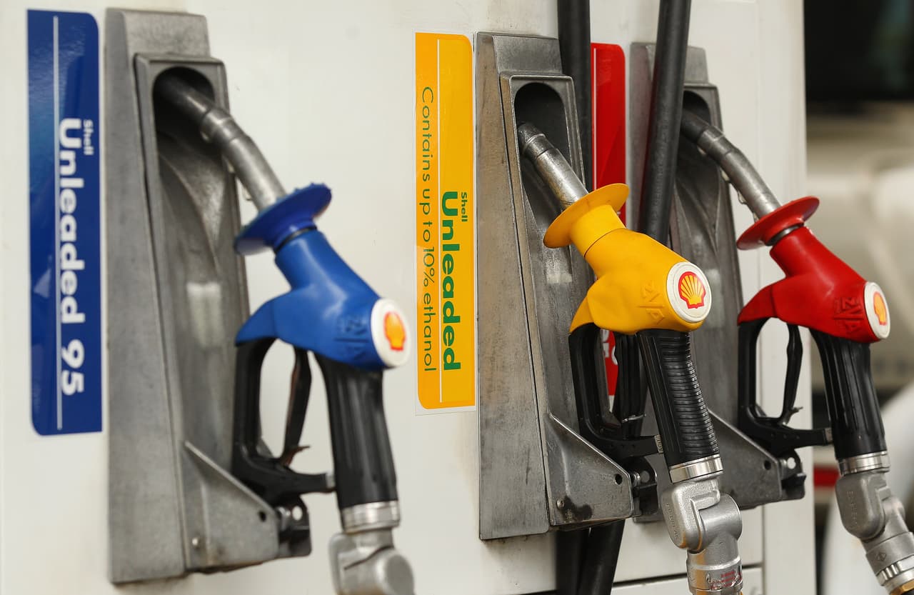 <b>Aumenta el precio de la gasolina en el invierno</b>: La tormenta invernal del mes pasado dejó fuera de servicio a 26 refinerías estadounidenses y los países que exportan combustible redujeron la producción. Ambos están limitando la oferta, dijeron los expertos.