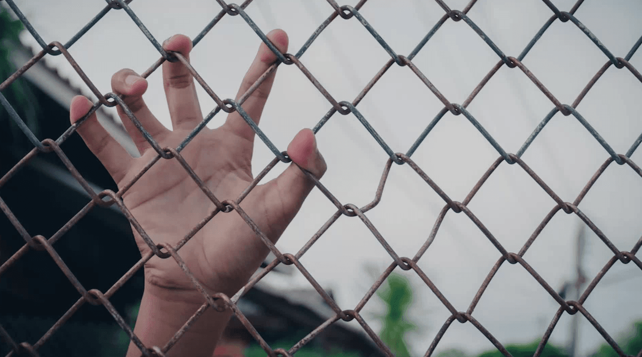 Arrestan a dos hombres por secuestrar y pedir rescate por un niño de 7 años y una mujer embarazada