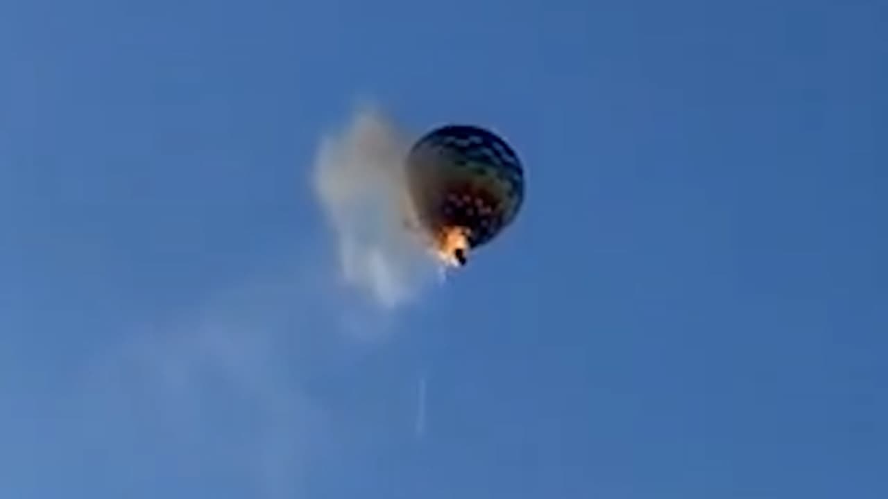 Un globo aerostático se incendia en el aire y cae: mueren ocho personas