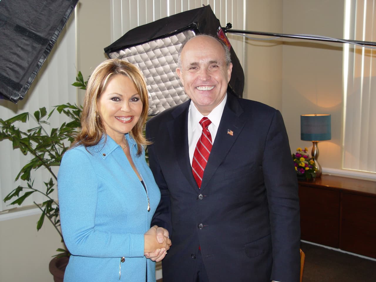 María Elena Salinas y Rudy Giuliani, político del partido republicano, ex alcalde de Nueva York.