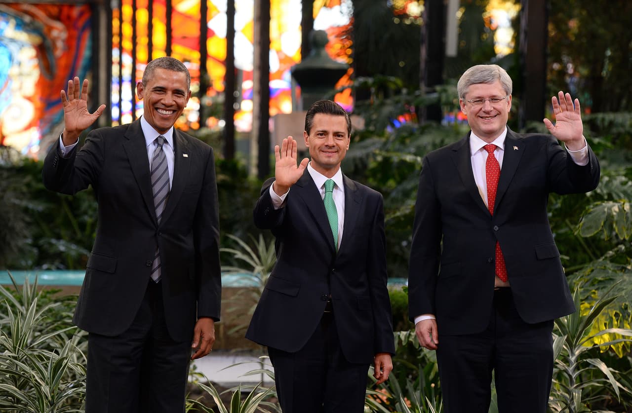 <b>Toluca, Estado de México. México (febrero 2014)</b>
<br>
<br>
<b>Enrique Peña Nieto</b>
<br>
<b>Stephen Harper</b>
<br>
<b>Barack Obama</b>
<br>
<br>En una 
<a href="https://obamawhitehouse.archives.gov/the-press-office/2014/01/13/readout-president-s-call-president-pe-nieto-mexico"><u>llamada antes de la reunión entre Obama y Peña Nieto</u></a>, el estadounidense dijo al mexicano que hablarían sobre “una variedad de temas importantes para la vida cotidiana de toda la población de América del Norte, incluida la competitividad económica, el espíritu empresarial, el comercio y la inversión y la seguridad ciudadana”.
<br>
<br>