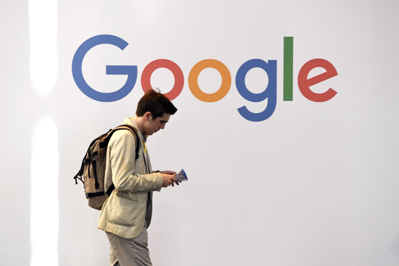 Facebook y Google permiten más que nunca que el gobierno espíe a usuarios